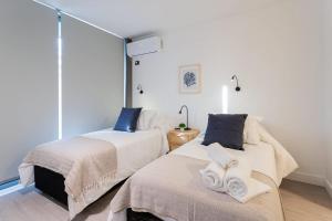 two beds sitting next to each other in a room at Las Condes Hideaway Modern 2BR 5 Guests in Santiago