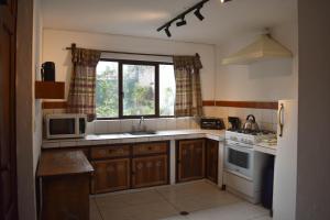 Kuchyň nebo kuchyňský kout v ubytování Apartamentos Otorongo Cuenca Ecuador