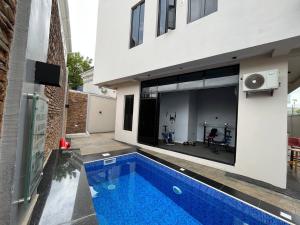Bazén v ubytování Nimbus Nook Apartments, GRA Ikeja, Lagos nebo v jeho okolí