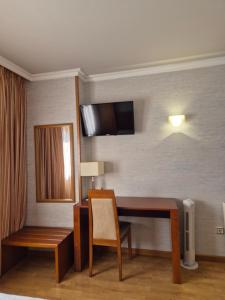 Televízia a/alebo spoločenská miestnosť v ubytovaní Hotel HHB Pontevedra Confort