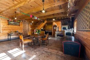 a dining room with a table and chairs in a cabin at Holiday Home in Be czna near Lake Kl pnicko in Bełzcna