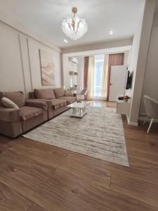 比什凯克SunHouse apartment的客厅里有一张沙发和一张桌子。 更多10张照片