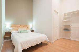 Triana 103 Rooms & Suites客房内的一张或多张床位