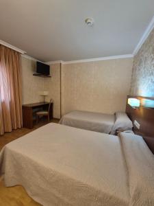 Posteľ alebo postele v izbe v ubytovaní Hotel HHB Pontevedra Confort