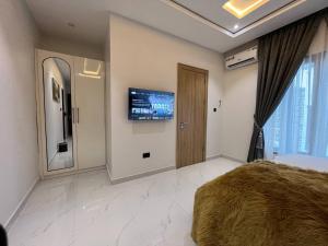 TV a/nebo společenská místnost v ubytování Nimbus Nook Apartments, GRA Ikeja, Lagos