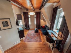 ein Wohnzimmer mit einer Couch und einem Tisch in der Unterkunft Apartmenthaus am Dom mit Parkplatz in Zwickau