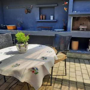 a table and chairs with a table cloth on it at Gæstehus in Præstø