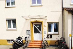 une moto garée devant une maison dans l'établissement Appartement Turan, à Friedrichshafen
