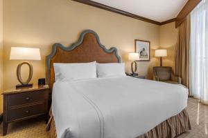 Postel nebo postele na pokoji v ubytování Omni Austin Hotel Downtown