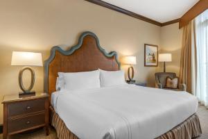 Postel nebo postele na pokoji v ubytování Omni Austin Hotel Downtown