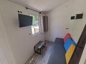 TV a/nebo společenská místnost v ubytování Camping l'Or Bleu