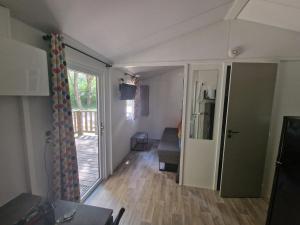TV a/nebo společenská místnost v ubytování Camping l'Or Bleu