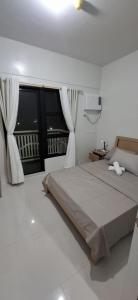 una camera da letto con un letto grande e una finestra di Royal Ocean Crest-Panglao1 a Dauis