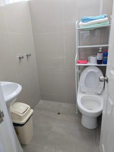 Abancayにある401 Moderno departamento equipadoのトイレと洗面台のある小さなバスルーム