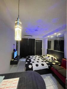a bedroom with a large bed and a couch at Apartemen paragon village in Peusar Dua +1 photo