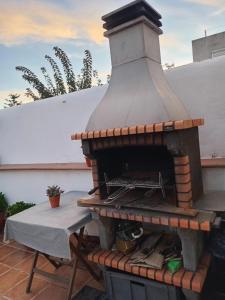 een pizza-oven in de openlucht bovenop een patio bij LA LLAR DE LAURA 2 in Amposta