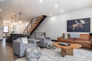 een woonkamer met een bank en een tafel bij Bullseye Retreat in Winter Park +84 foto's