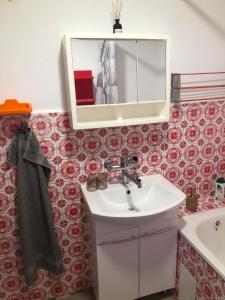 Koupelna v ubytování Apartmány Zelená Hora s velkou zahradou