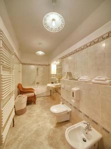 Un baño con inodoro, lavabo y bañera. en "ROOMS KEKELY" no kitchen, en Pula 29 fotos más