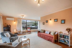 Posezení v ubytování Coastal Drift - Waikanae Beach Holiday Home