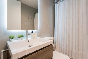 Um banheiro em Prime Las Condes Escape Modern 2BR for 4