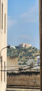 une vue d'une colline depuis la fenêtre d'un immeuble dans l'établissement Medina 2, à Fès