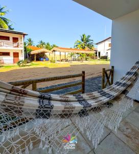 a hammock on the side of a building at Pousada Curva dos Ventos-Próximo à praia com café da manhã em Icaraí de Amontada in Icaraí