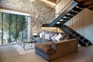 莱塞斯卡尔德-恩戈尔达Era del Rafel I En Pleno Centro con Vistas的带沙发和楼梯的客厅