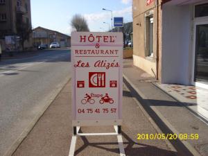 un letrero para un hotel y un restaurante en una calle en Hôtel Restaurant Les Alizes Loriol Le Pouzin, en Le Pouzin