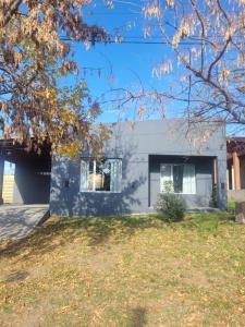 ein Haus mit zwei Fenstern im Hof in der Unterkunft Casa fin de semana in Sierra de la Ventana