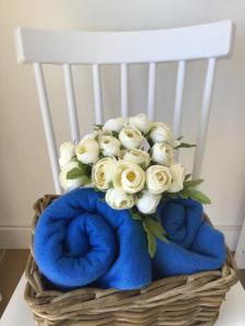 a bouquet of white roses in a basket on a chair at Huerta Nueva 2º Izquierda in Santa Cruz de la Palma +37 photos