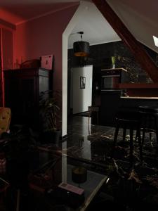 un soggiorno con tavolo in vetro e una cucina di NEW GUEST HOUSE 13 a Maribor
