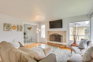 TV a/nebo společenská místnost v ubytování 7 Mi to Dtwn Pet-Friendly Abode in Seattle!