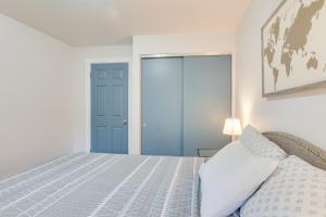 Postel nebo postele na pokoji v ubytování 7 Mi to Dtwn Pet-Friendly Abode in Seattle!