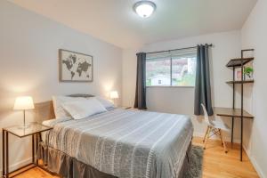 Postel nebo postele na pokoji v ubytování 7 Mi to Dtwn Pet-Friendly Abode in Seattle!