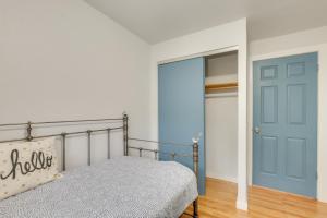 Postel nebo postele na pokoji v ubytování 7 Mi to Dtwn Pet-Friendly Abode in Seattle!