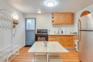Kuchyň nebo kuchyňský kout v ubytování 7 Mi to Dtwn Pet-Friendly Abode in Seattle!