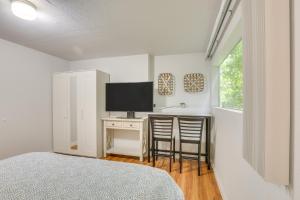TV a/nebo společenská místnost v ubytování 7 Mi to Dtwn Pet-Friendly Abode in Seattle!
