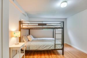 Postel nebo postele na pokoji v ubytování 7 Mi to Dtwn Pet-Friendly Abode in Seattle!