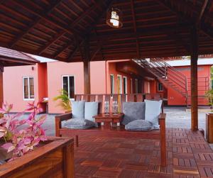 un patio con sofás, una mesa y escaleras en Dolfijn Studios, en Paramaribo