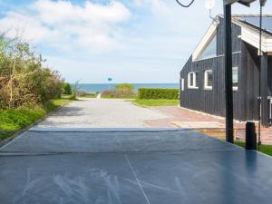 uitzicht vanaf de oprit van een huis met een tennisbaan bij 10 person holiday home in Allingåbro-By Traum in Nørager