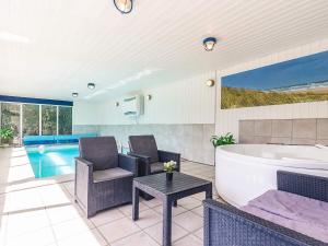 Bøtø Byにある4 star holiday home in Væggerløseのバスルーム(バスタブ、スイミングプール付)