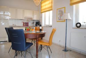 Η κουζίνα ή μικρή κουζίνα στο Panorama-Meerblick in der Villa Atlantic mit Strandkorb am Strand