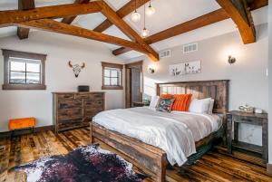 Postel nebo postele na pokoji v ubytování Granby Ranch Lodge