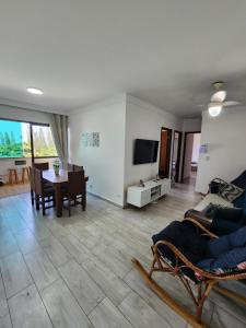 a living room with a couch and a table at Apartamento Peruíbe in Peruíbe