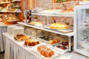 una panadería llena de diferentes tipos de repostería en Hotel Miorelli, en Nago-Torbole