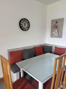 Posezení v ubytování Racecourse Lodge Apartment + 30 fotografií