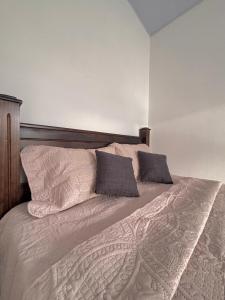 Giường trong phòng chung tại The Slothie's House