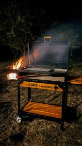 een barbecue op een picknicktafel met vuur bij La Corrida hospedaje in San Javier