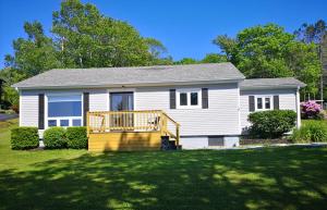 谢尔本Sunset Shore House的一座带有院子露台的白色小房子